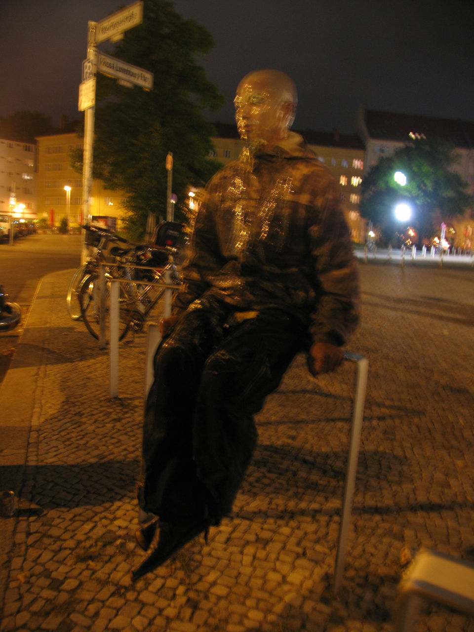 Photographic documentation of RYLLEGA Berlin (Performance by Nguyen Anh Tuan, 21 September 2008)